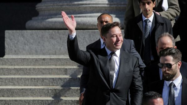 Tesla CEO Elon Musk waves at Manhattan federal court after a hearing on his fraud settlement with the Securities and Exchange Commission (SEC) in New York City, U.S. April 4, 2019.  - Sputnik International