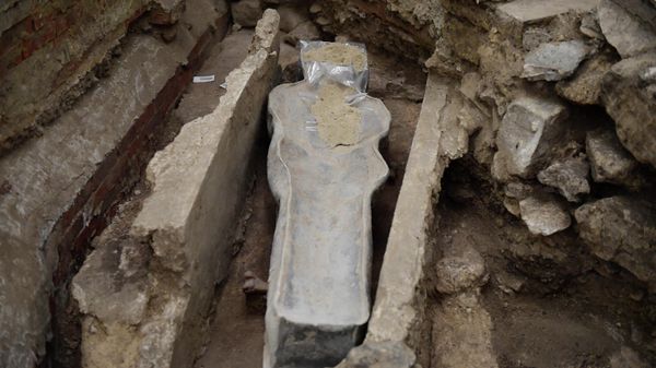 A picture shows a 14th century lead sarcophagus discovered in the floor of Notre Dame Cathedral, in Paris, on March 15, 2022 - Sputnik International