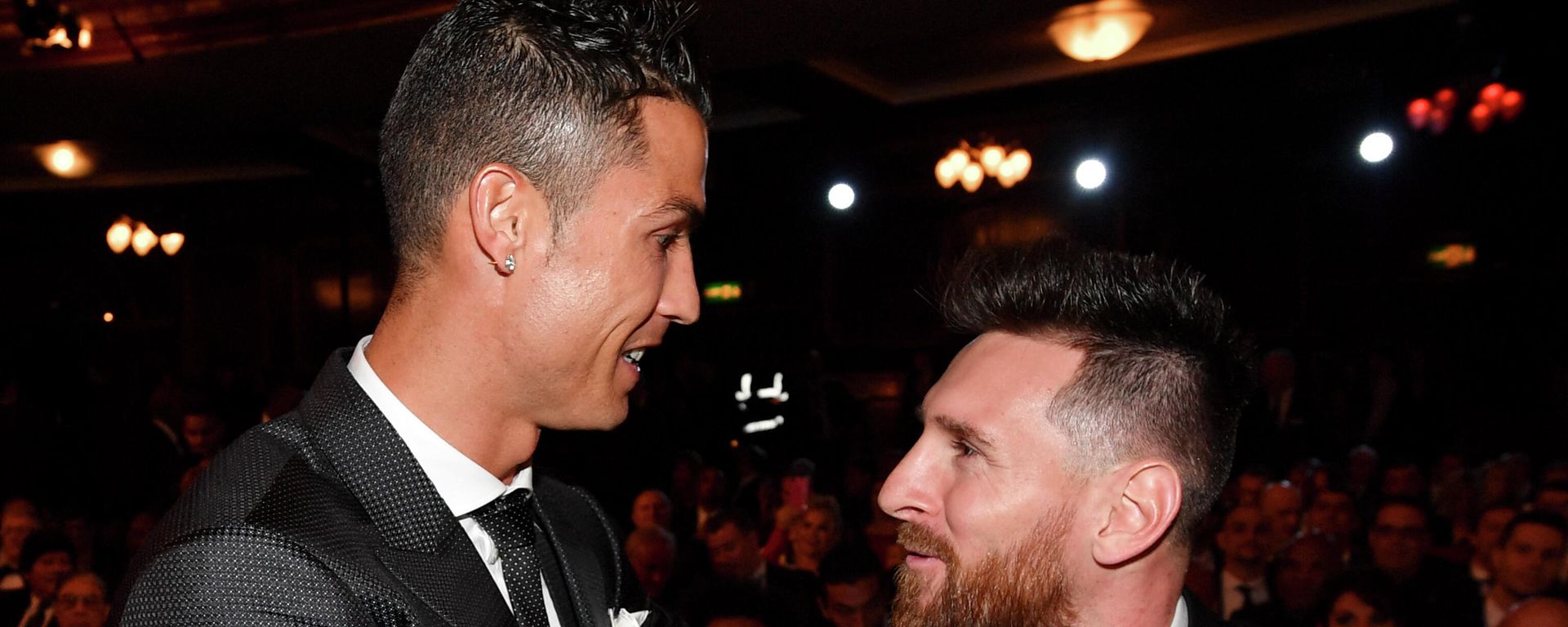 Nominees for the Best FIFA football player, Barcelona and Argentina forward Lionel Messi (R) and Real Madrid and Portugal forward Cristiano Ronaldo (L) chat before taking their seats for The Best FIFA Football Awards ceremony, on October 23, 2017 in London - Sputnik International, 1920, 16.03.2022