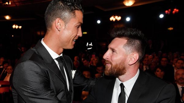 Nominees for the Best FIFA football player, Barcelona and Argentina forward Lionel Messi (R) and Real Madrid and Portugal forward Cristiano Ronaldo (L) chat before taking their seats for The Best FIFA Football Awards ceremony, on October 23, 2017 in London - Sputnik International