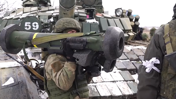 People's Militia trooper handling a captured Javelin missile system. - Sputnik International
