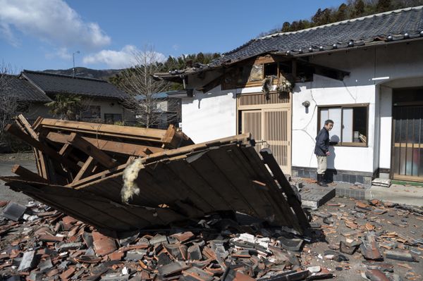 Sushi maker Akio Hanzawa walks in front of his damaged restaurant in Shiroishi, Miyagi prefecture on March 17, 2022, after a 7.3-magnitude earthquake jolted east Japan the night before.  - Sputnik International
