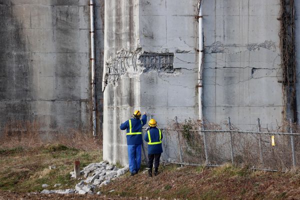 Employees of the East Japan Railway Company inspect the damage on the Tohoku shinkansen bullet train's pier in Shiroishi, Miyagi prefecture on March 17, 2022 a day after a 7.3-magnitude quake jolted east Japan - Sputnik International