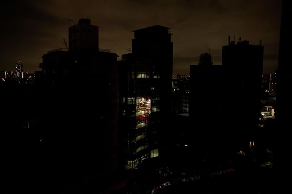 Houses and buildings are seen in an electric stoppage at the area after an earthquake at Toshima ward in Tokyo, Japan March 17, 2022 - Sputnik International