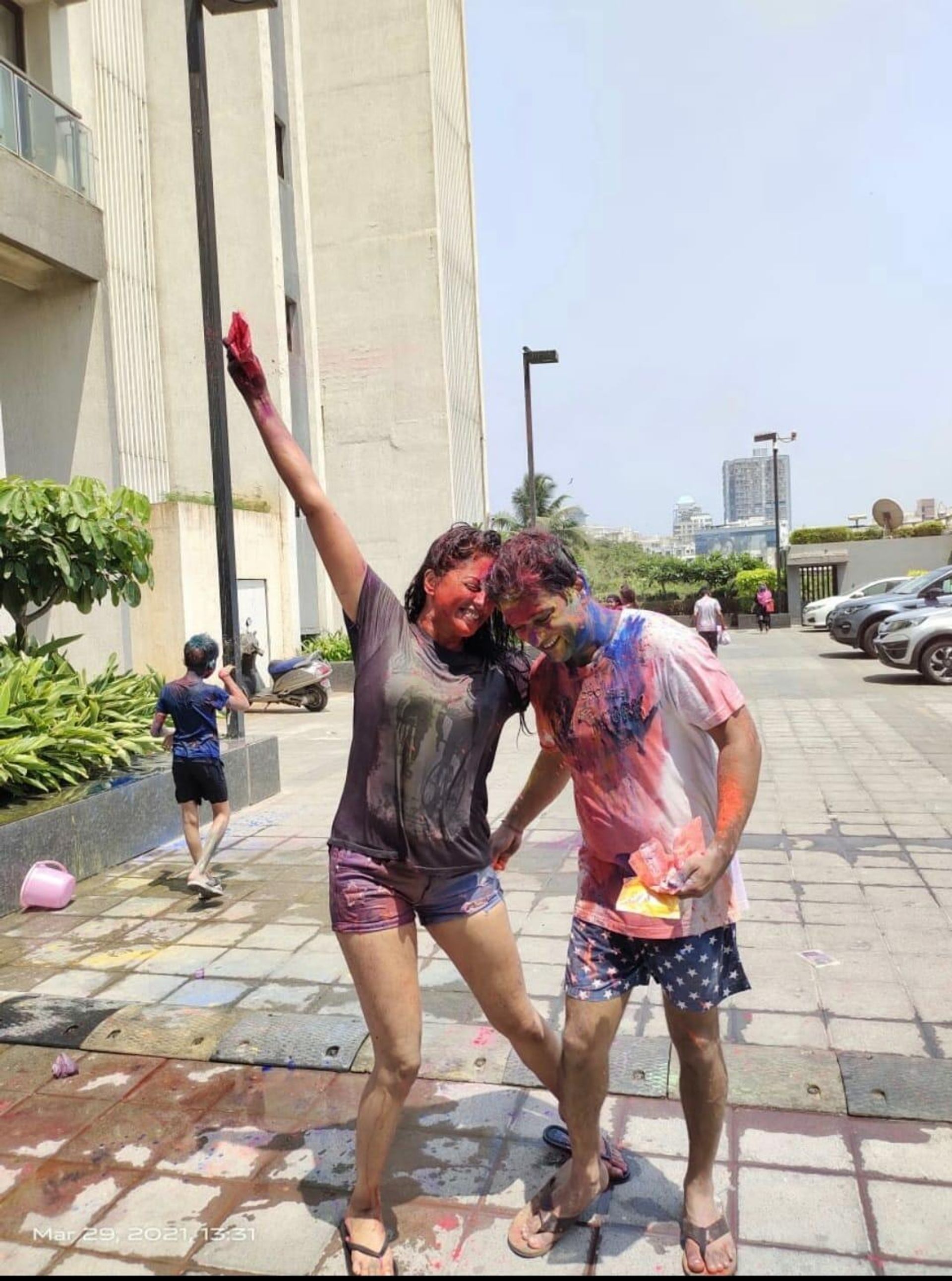 Still of Indian actress Kavita Kaushik playing Holi with her husband Ronnit Biswas - Sputnik International, 1920, 17.03.2022