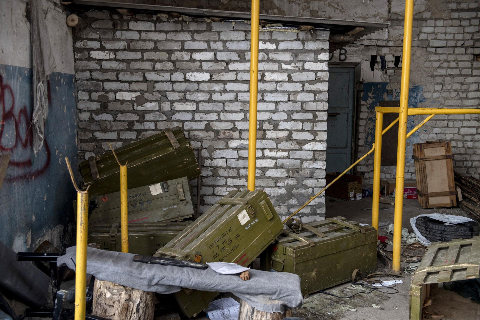 Abandoned equipment inside the former sausage factory which Aidar used as a secret prison. - Sputnik International, 1920, 17.03.2022