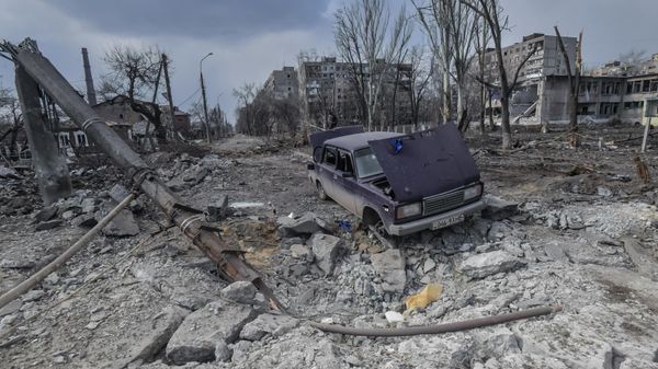 Destroyed houses and a broken car in Mariupol - Sputnik International