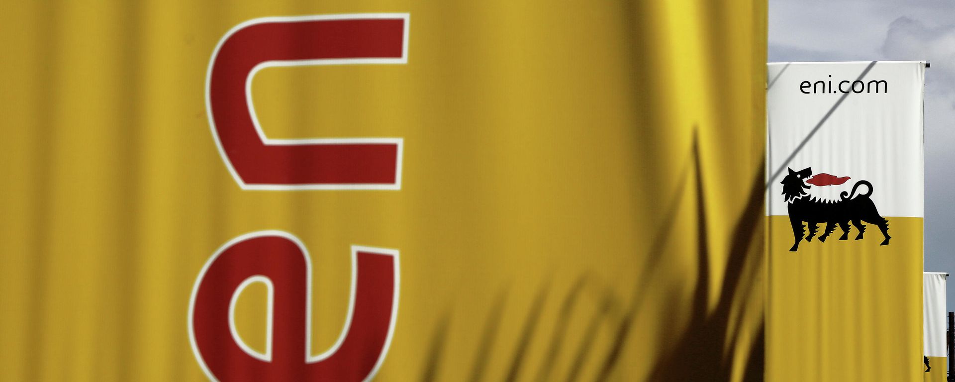 In this Friday, Feb. 23, 2018 file photo, an employee walks by banners with name and sign of energy firm Eni at Strovolos area in capital Nicosia, Cyprus. In this Friday, Feb. 23, 2018 file photo, an employee walks by banners with name and sign of energy firm Eni at Strovolos area in capital Nicosia, Cyprus. - Sputnik International, 1920, 11.11.2022