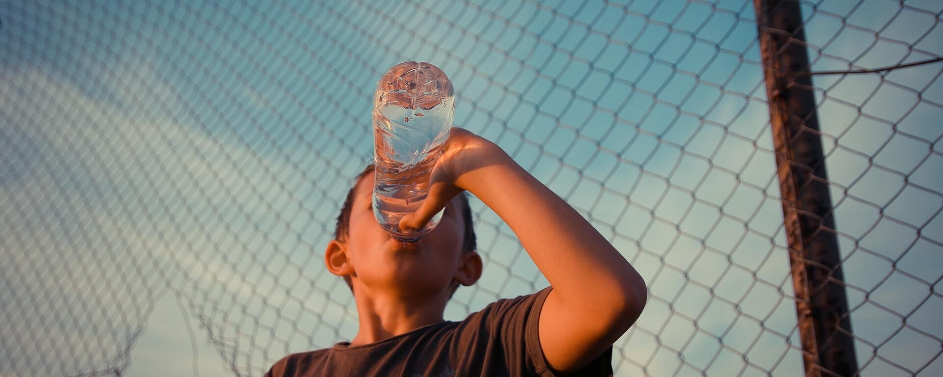 boy drinking water - Sputnik International, 1920, 19.03.2022