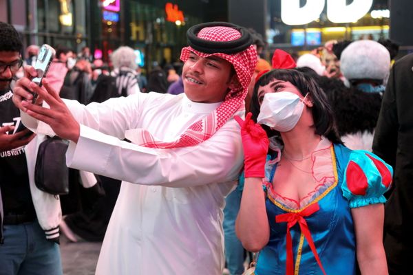 People take a selfie as they take part in a two-day costume event in Riyadh, Saudi Arabia, 17 March 2022. - Sputnik International