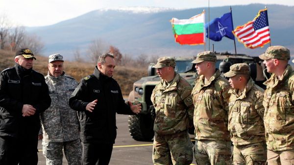 Bulgarian Defence Minister Dragomir Zakov talks to U.S. soldiers at Novo Selo military training grounds, in Bulgaria, March 18, 2022. Bulgarian Defence Minister Dragomir Zakov talks to U.S. soldiers at Novo Selo military training grounds, in Bulgaria, March 18, 2022. - Sputnik International