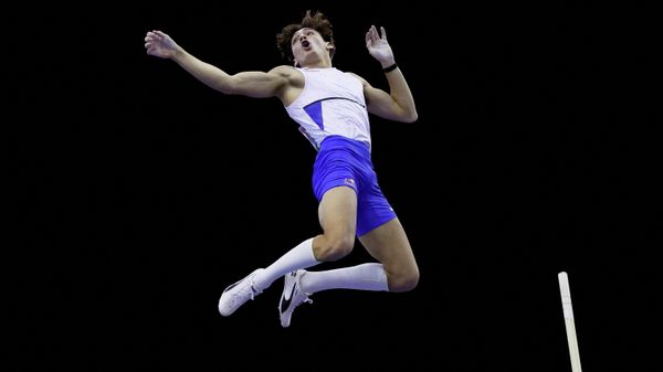 Duplantis reacts during the men's pole vault at Arena Birmingham, Birmingham, Britain on February 19, 2022  - Sputnik International