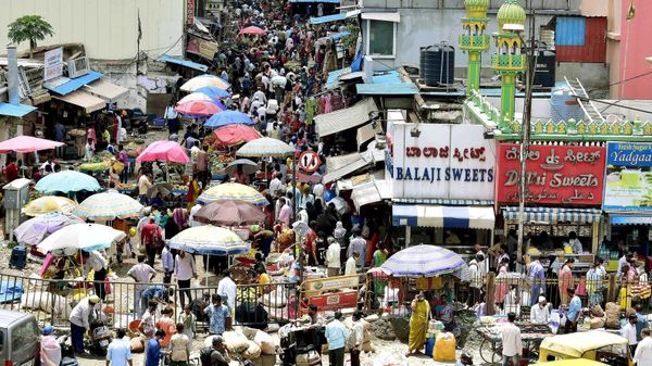 Karnataka lifted clamped on markets and were seen brimming with people - Sputnik International