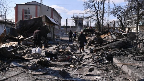 Local residents walk in a street in the city of Volnovakha that came under control of the Donetsk People's Republic - Sputnik International