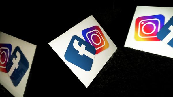 This picture taken on October 5, 2020 in Toulouse, southwestern France, shows logos of US social networks Facebook and Instagram on the screens of a tablet and a mobile phone. - Sputnik International