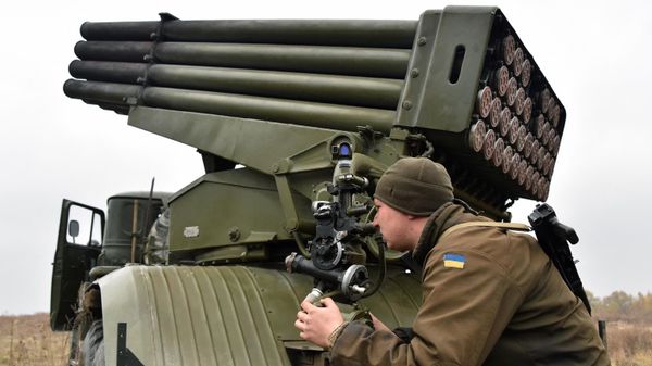 A Ukrainian serviceman aims a 122 mm MLRS BM-21 Grad looks throw a device during military exercises of Ukrainian army on shooting range in Kiev region on October 28, 2016. (Photo by GENYA SAVILOV / AFP) A Ukrainian serviceman aims a 122 mm MLRS BM-21 Grad looks throw a device during military exercises of Ukrainian army on shooting range in Kiev region on October 28, 2016. (Photo by GENYA SAVILOV / AFP) - Sputnik International