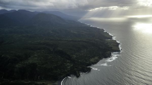 The coast of Iturup Island (an island of the southern group of the Great Kuril Islands). - Sputnik International