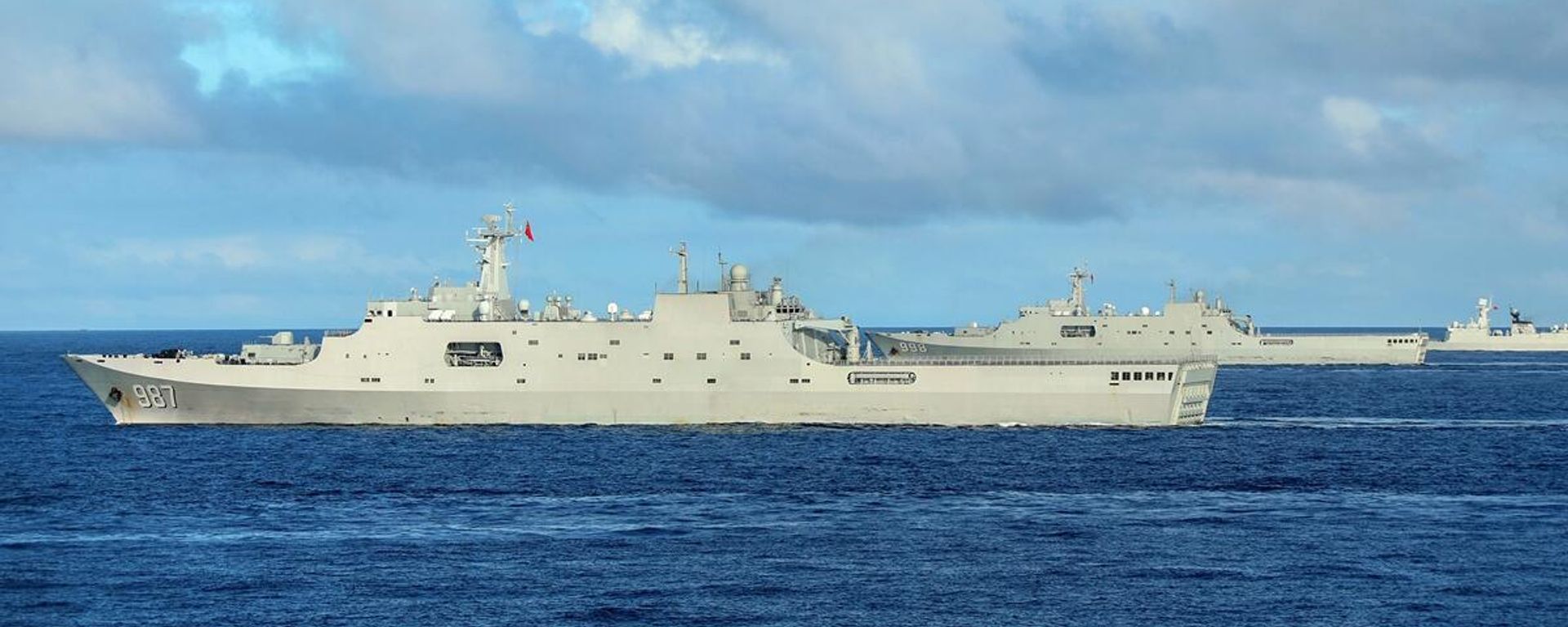 The amphibious dock landing ships Wuzhishan (Hull 987), Kunlunshan (Hull 998) and Changbaishan (Hull 989) attached to a landing ship flotilla with the navy under the PLA Southern Theater Command steam alongside in waters of the South China Sea during a maritime training exercise on November 18, 2020 - Sputnik International, 1920, 30.07.2022
