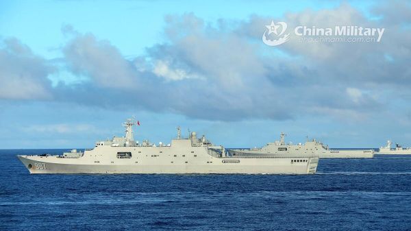 The amphibious dock landing ships Wuzhishan (Hull 987), Kunlunshan (Hull 998) and Changbaishan (Hull 989) attached to a landing ship flotilla with the navy under the PLA Southern Theater Command steam alongside in waters of the South China Sea during a maritime training exercise on November 18, 2020 - Sputnik International
