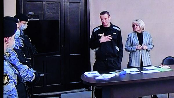 Russian opposition figure Alexei Navalny is seen on a screen via a video link during the verdict in his embezzlement and contempt of court trial at the IK-2 prison colony in the town of Pokrov in Vladimir Region on March 22, 2022. - Sputnik International