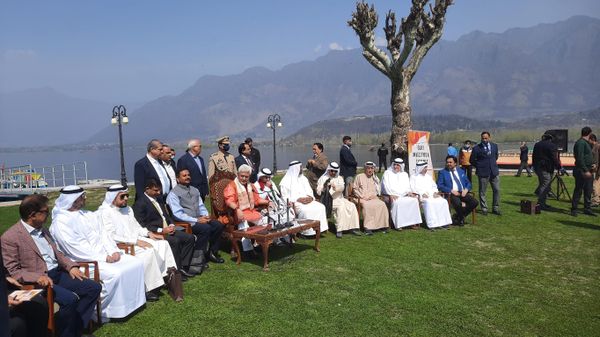 Jammu and Kashmir Lieutenant Governor Manoj Sinha addressing the press on Tuesday in Srinagar along with visiting delegation from UAE and other Gulf nations - Sputnik International