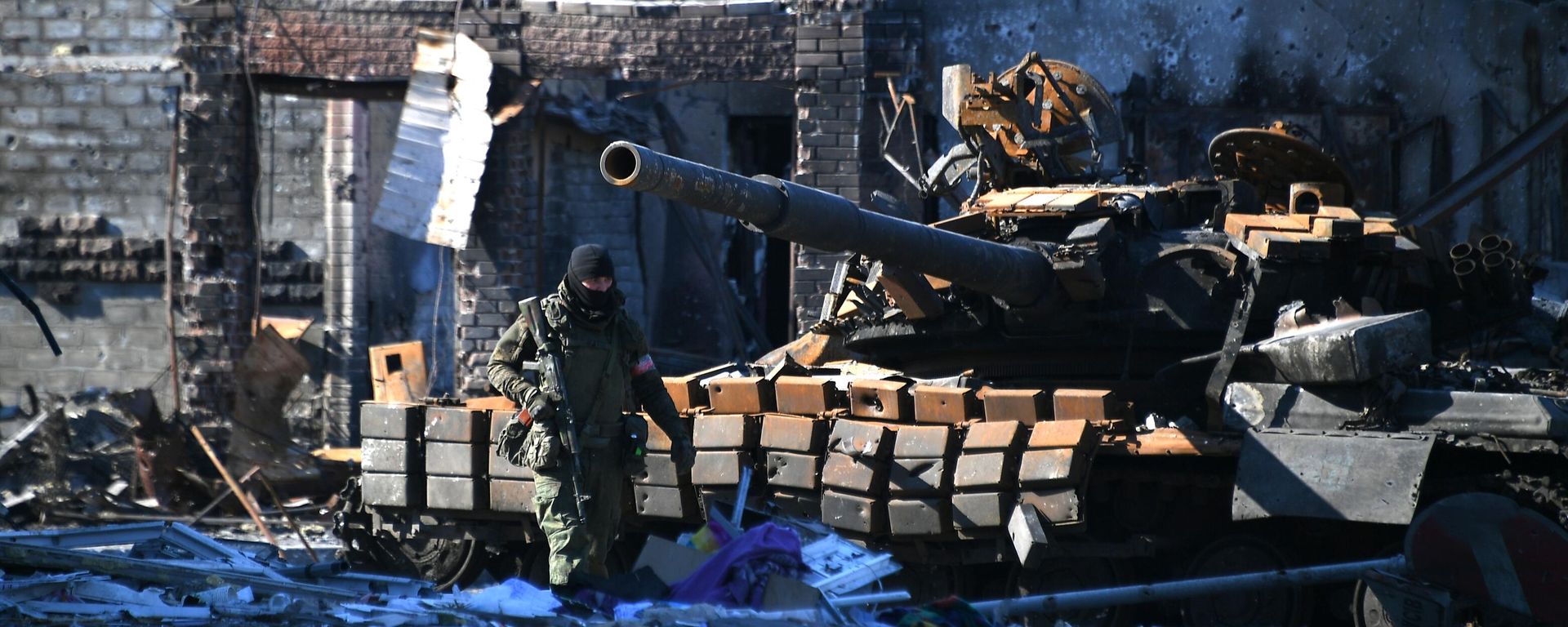 A destroyed tank of the Armed Forces of Ukraine, standing near residential buildings in Volnovakha. - Sputnik International, 1920, 23.03.2022