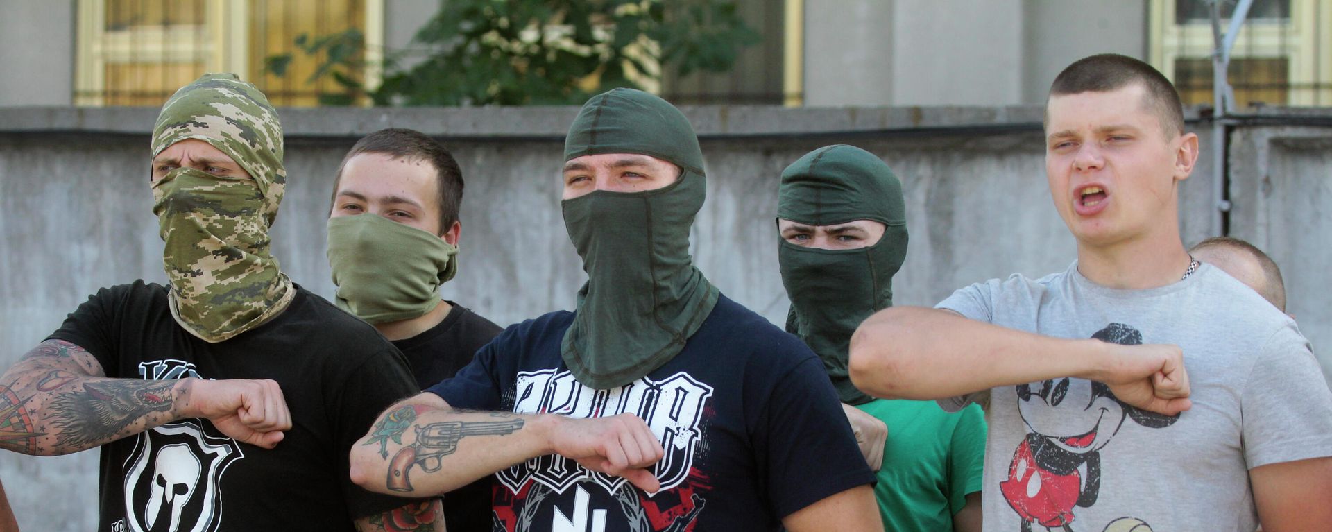 Servicemen from the Azov volunteer battalion read a prayer during a ceremony before being sent to eastern Ukraine, in Kiev, Ukraine, Monday, Aug.17, 2015. - Sputnik International, 1920, 25.03.2022