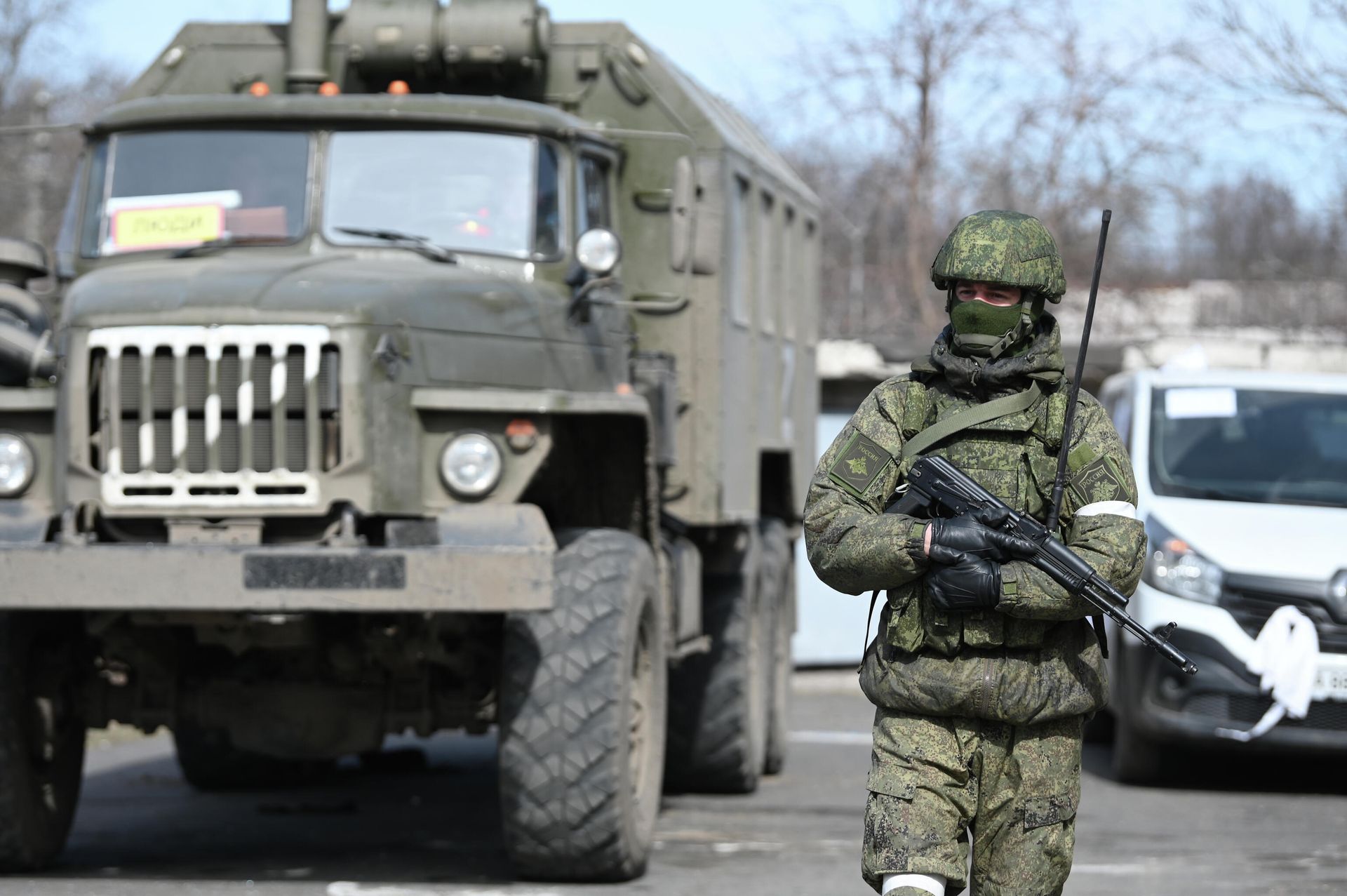A Russian serviceman guards the area of Mariupol, Donetsk People's Republic. - Sputnik International, 1920, 29.03.2022