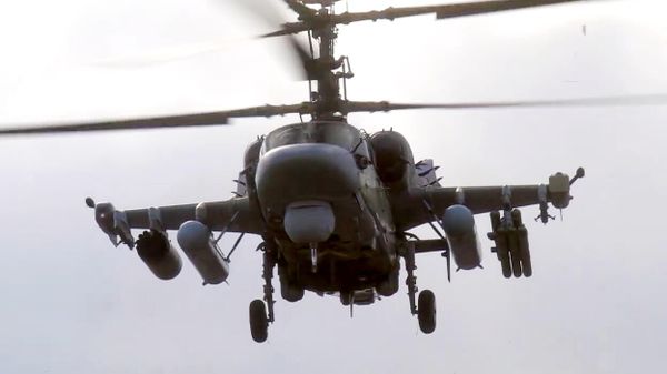 Russian Kamov Ka-52 Alligator reconnaissance and attack helicopter  - Sputnik International