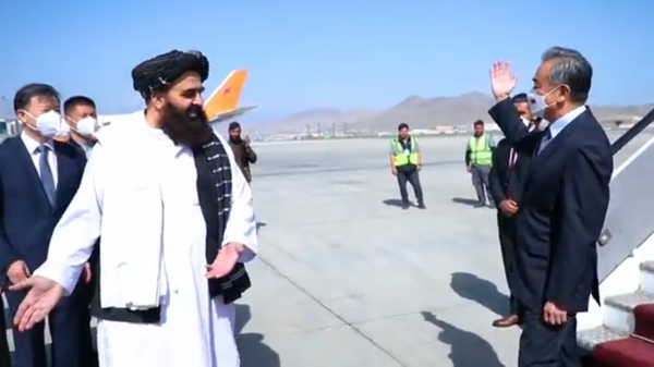 Chinese Foreign Minister Wang Yi is greeted in Kabul by Afghan Foreign Minister Amir Khan Muttaqi on March 24, 2022. - Sputnik International