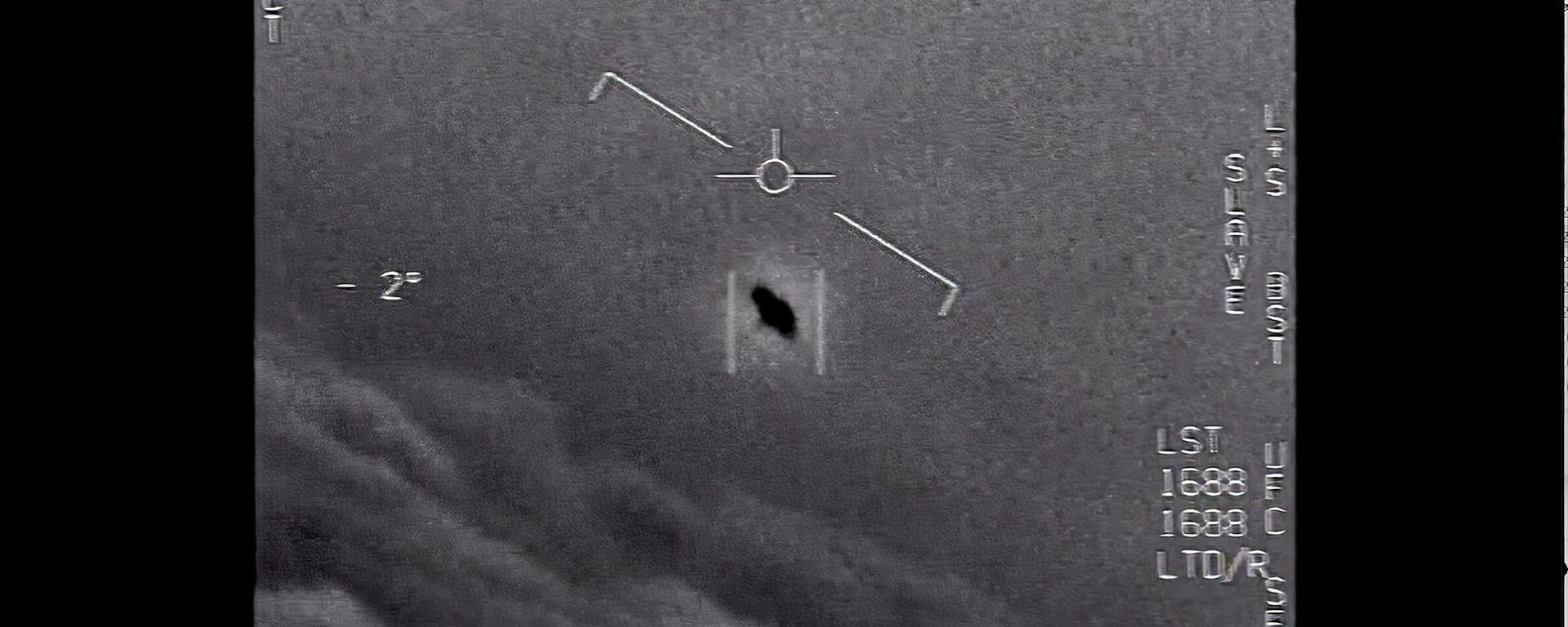 The image from video provided by the Department of Defense labelled Gimbal, from 2015, an unexplained object is seen at center as it is tracked as it soars high along the clouds, traveling against the wind.  - Sputnik International, 1920, 07.04.2022