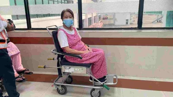 80-year-old wheel-chair bound woman passenger - Sputnik International