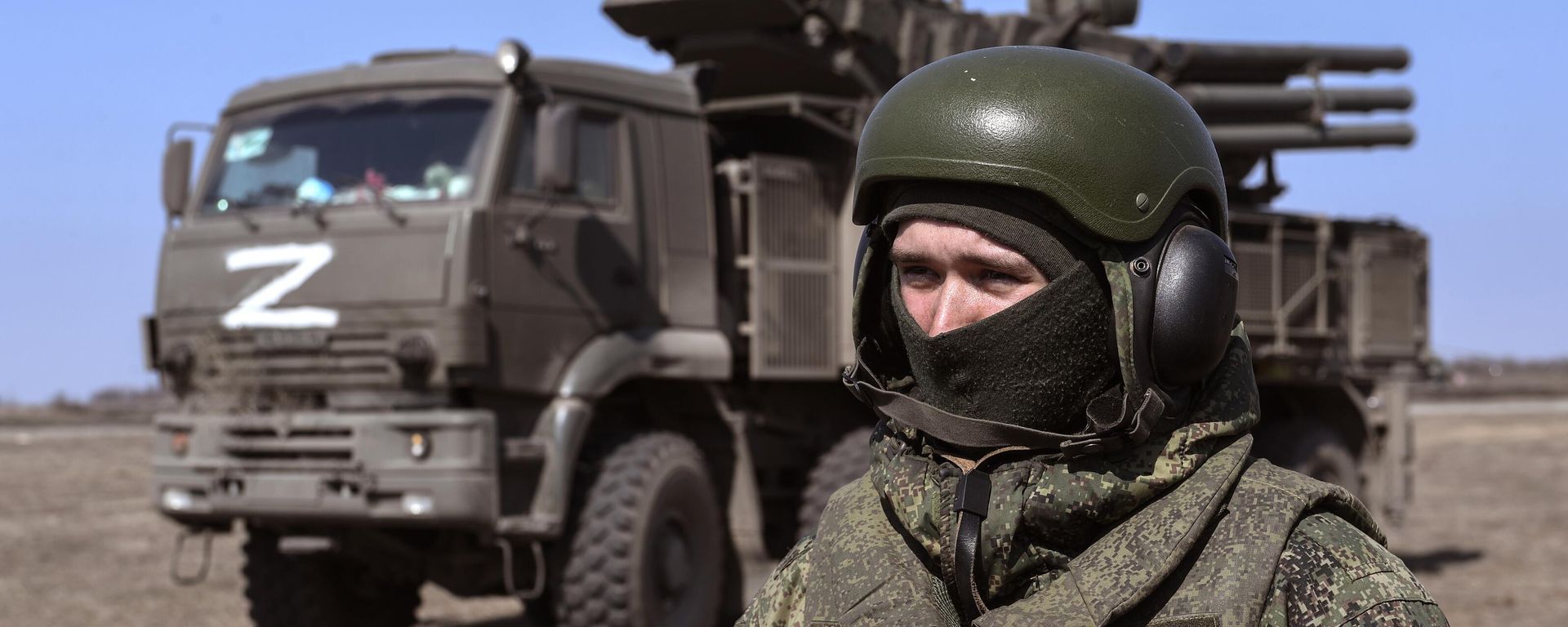 A Russian serviceman stands in front of a Pantsir-S1 air defence missile system during the Russian military operation in Ukraine - Sputnik International, 1920, 30.03.2022