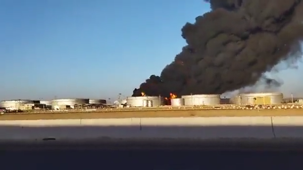 Footage of large plume of smoke rising above Jiddah bulk fuel storage site. 25 March, 2022. - Sputnik International