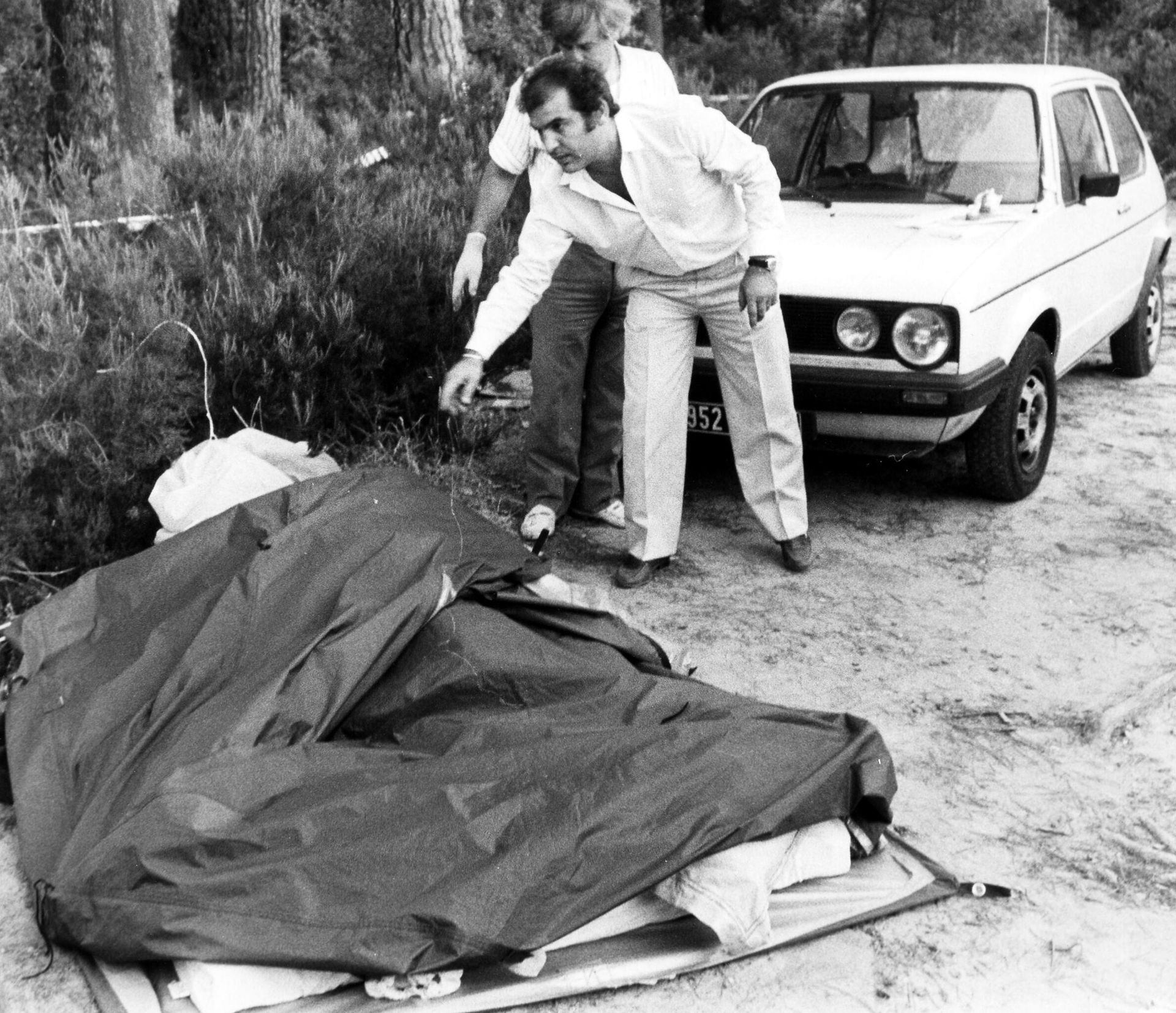 **FILE**A man covers with a tent the lifeless body Nadine Mauriot, of France, killed along with her boyfriend Jean Michel Kravcicvili in San Casciano Val di Pesa, Italy, in this Sept. 9, 1985 file photo. A best-selling U.S. author of thrillers researching serial killings of lovers in Tuscany has himself become entangled in the Italian probe of the decades-old crime spree, suspected by authorities of lying about his literary detective work. Douglas Preston had come to Florence last month to co-author, with an Italian journalist, a book about the so-called monster of Florence'' murders and mutilation of eight couples who were parked in their cars or camped in the Tuscan countryside between 1968 and 1985. **FILE**A man covers with a tent the lifeless body Nadine Mauriot, of France, killed along with her boyfriend Jean Michel Kravcicvili in San Casciano Val di Pesa, Italy, in this Sept. 9, 1985 file photo. A best-selling U.S. author of thrillers researching serial killings of lovers in Tuscany has himself become entangled in the Italian probe of the decades-old crime spree, suspected by authorities of lying about his literary detective work. Douglas Preston had come to Florence last month to co-author, with an Italian journalist, a book about the so-called monster of Florence'' murders and mutilation of eight couples who were parked in their cars or camped in the Tuscan countryside between 1968 and 1985. - Sputnik International, 1920, 26.03.2022