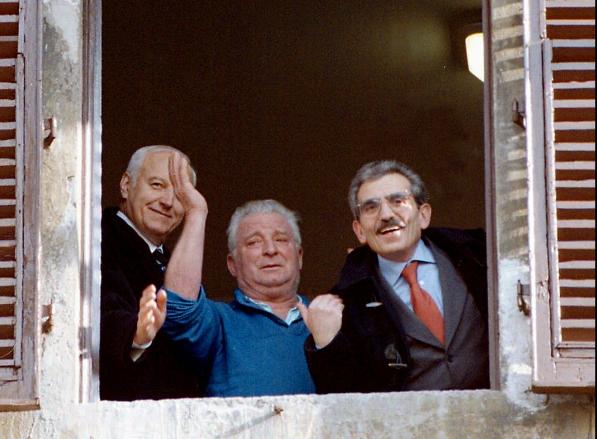Farmhand Pietro Pacciani, dubbed ''The Monster of Florence'', center, flanked by his defense lawyers Rosario Bevacqua, left, and Pietro Fiorentini, right, waves from a window of a religious institute in Florence Wednesday Feb. 14, 1996. Pacciani was set free on Feb. 13, 1996, after an appeals court overturned his conviction. This 71-year-old grandfather, convicted for seven double murders in what was Italy's worst killing spree, left prison after being cleared of all fault. Farmhand Pietro Pacciani, dubbed ''The Monster of Florence'', center, flanked by his defense lawyers Rosario Bevacqua, left, and Pietro Fiorentini, right, waves from a window of a religious institute in Florence Wednesday Feb. 14, 1996. Pacciani was set free on Feb. 13, 1996, after an appeals court overturned his conviction. This 71-year-old grandfather, convicted for seven double murders in what was Italy's worst killing spree, left prison after being cleared of all fault. - Sputnik International, 1920, 26.03.2022