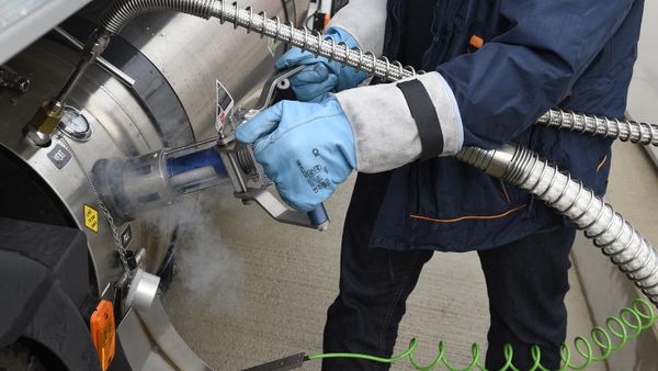 A worker of Transalliance fills up a truck with liquefied natural gas, at the gas station of Air Liquide, on June 28, 2016 in Fléville-devant-Nancy, eastern France. (Photo by Jean-Christophe VERHAEGEN / AFP) - Sputnik International