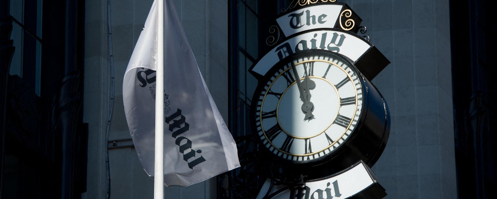 The Daily Mail flag and clock are shown above the demonstrators outside the headquarters of UK newspaper The Daily Mail in London, England, on October 6, 2013 who were there to protest against recent articles regarding the father of Labour party leader Ed Miliband. - Sputnik International, 1920, 27.03.2022
