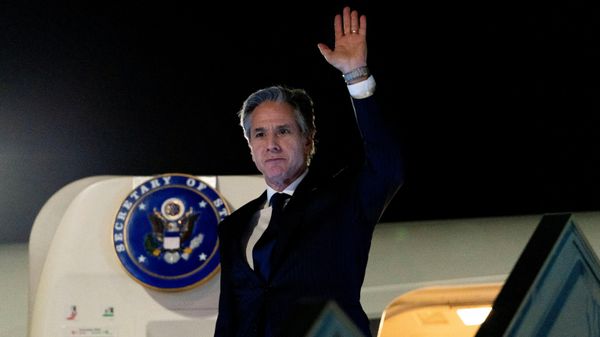 U.S. Secretary of State Antony Blinken waves as he exits a plane at the Ben Gurion Airport, in Tel Aviv, Israel March 26, 2022 - Sputnik International