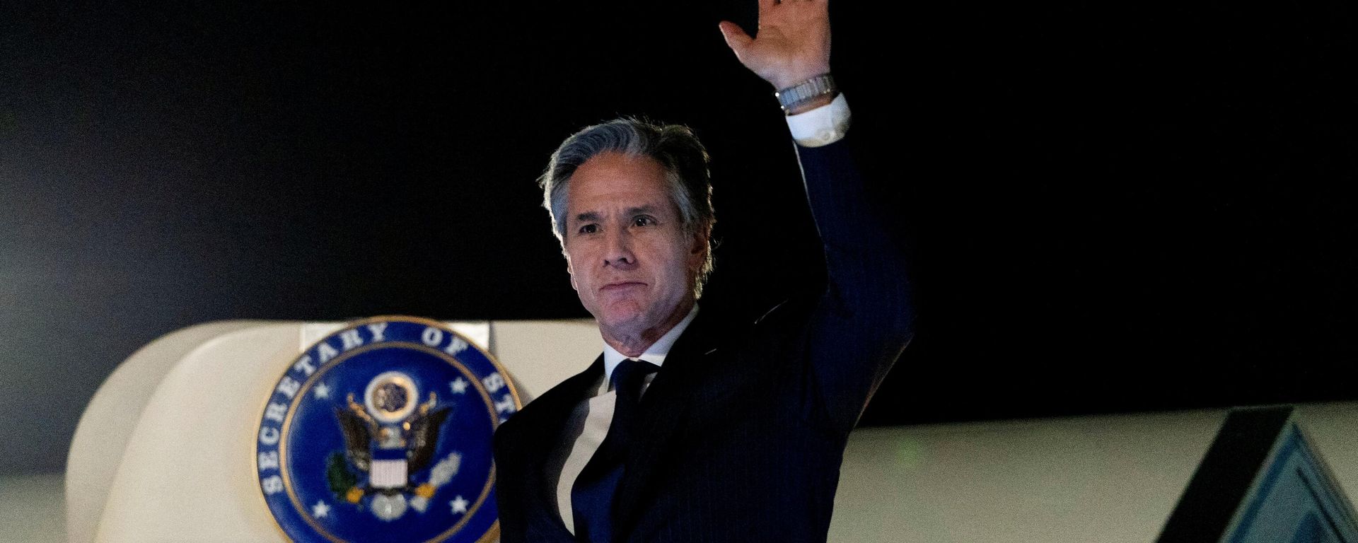 U.S. Secretary of State Antony Blinken waves as he exits a plane at the Ben Gurion Airport, in Tel Aviv, Israel March 26, 2022 - Sputnik International, 1920, 27.03.2022