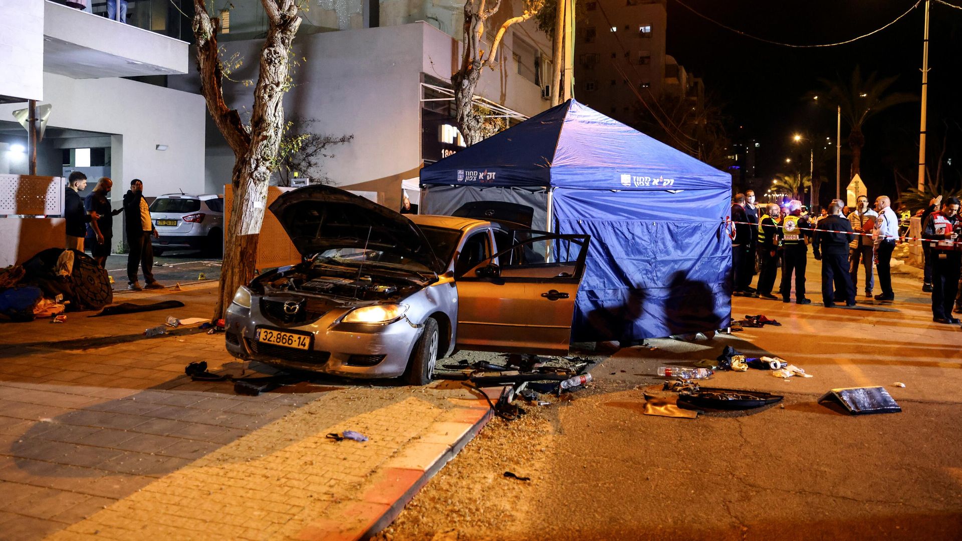 The wreckage of gunmens' car is seen following an attack in which people were killed on a main street in Hadera, Israel, March 27, 2022. REUTERS/Ronen Zvulun The wreckage of gunmens' car is seen following an attack in which people were killed on a main street in Hadera, Israel, March 27, 2022. REUTERS/Ronen Zvulun - Sputnik International, 1920, 28.03.2022
