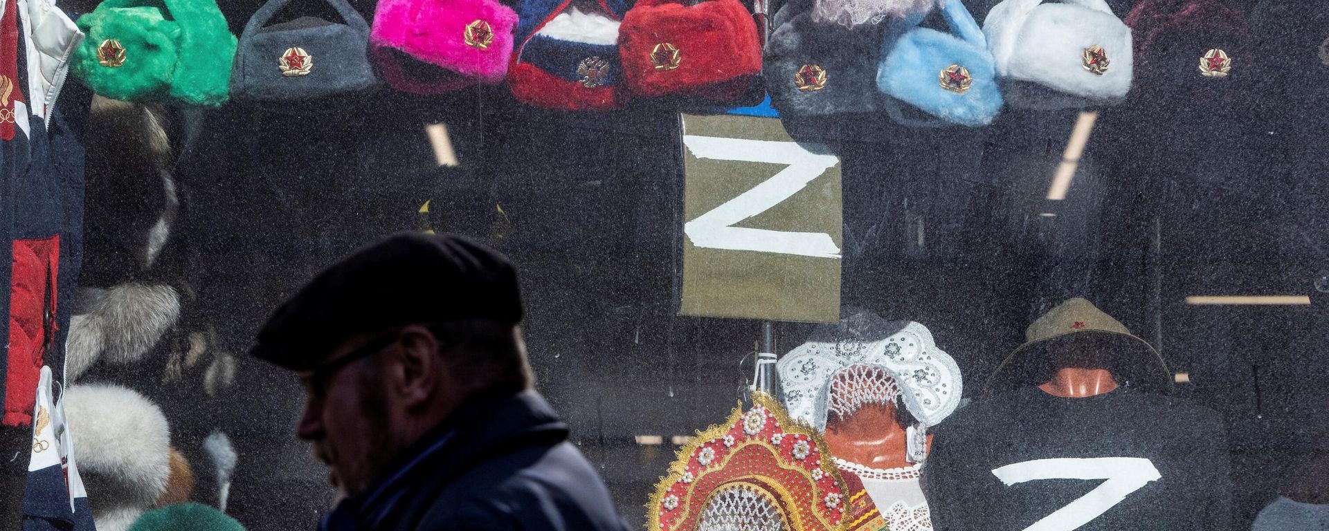 A man walks past a souvenir shop with t-shirts with symbol Z on display, in central Moscow, Russia March 23, 2022 - Sputnik International, 1920, 28.03.2022