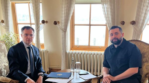 Russian presidentaial aide Vladimir Medinsky and Ukrainian politician Davyd Arakhamia ahead of talks in Istanbul, Turkey. - Sputnik International