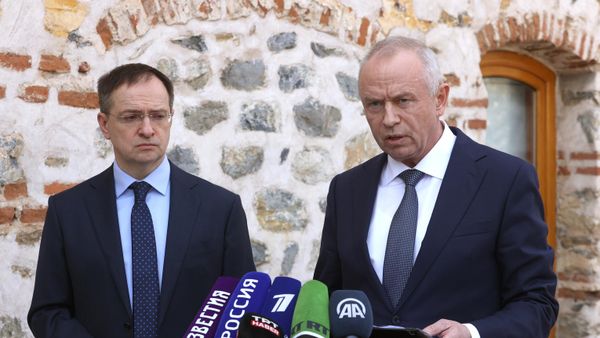 Сhief Russian Negotiator Vladimir Medinsky (left) and Deputy Defence Minister Alexander Fomin (right)  - Sputnik International