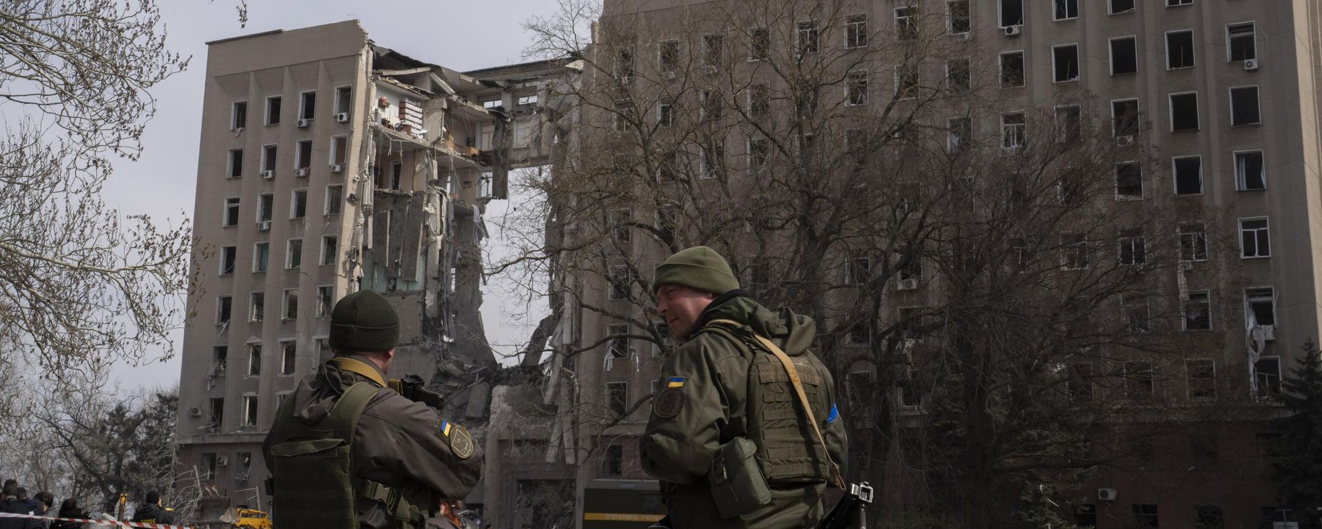 Ukrainian soldiers stand in front of the regional government headquarters of Mykolaiv, Ukraine - Sputnik International, 1920, 29.03.2022