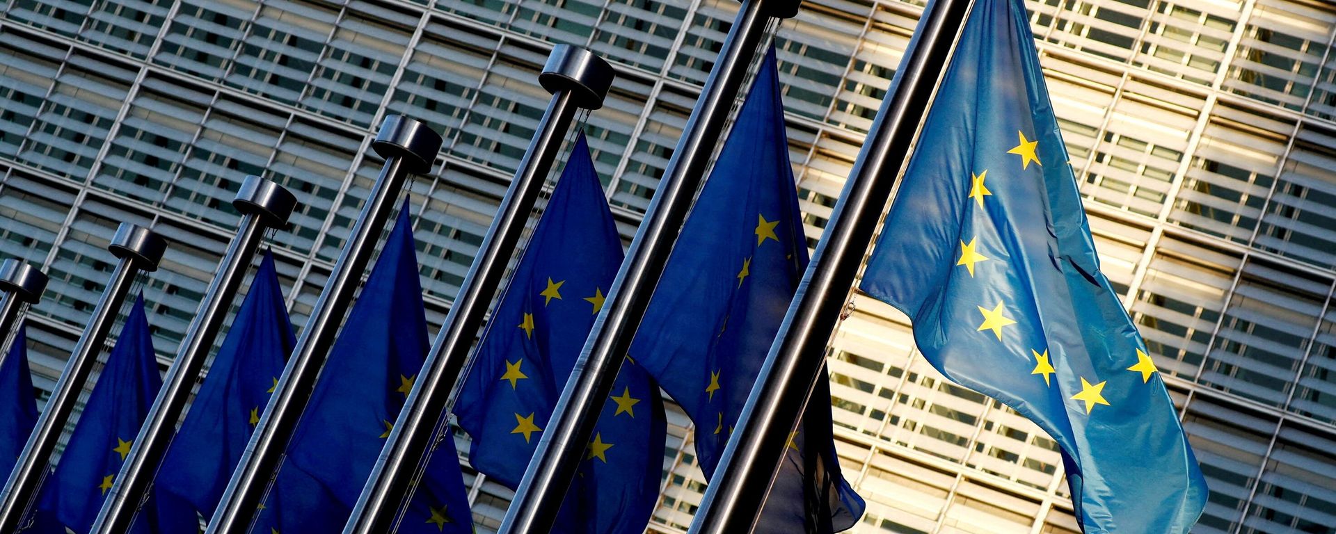 European Union flags are seen outside the European Commission headquarters in Brussels, Belgium November 14, 2018. - Sputnik International, 1920, 04.04.2022