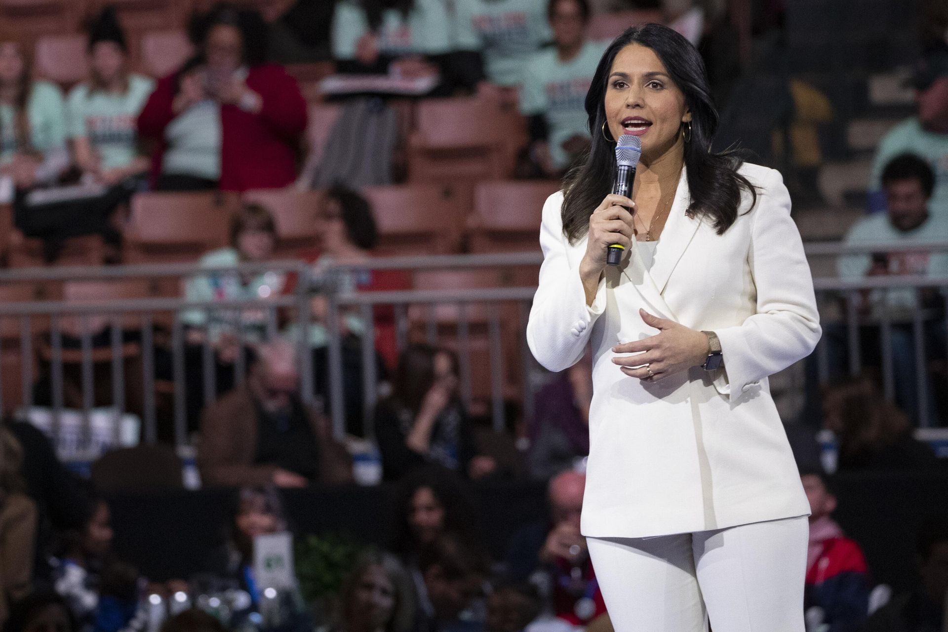 Democratic presidential candidate Rep. Tulsi Gabbard, D-Hawaii, speaks during the McIntyre-Shaheen 100 Club Dinner in Manchester, N.H. - Sputnik International, 1920, 26.07.2022