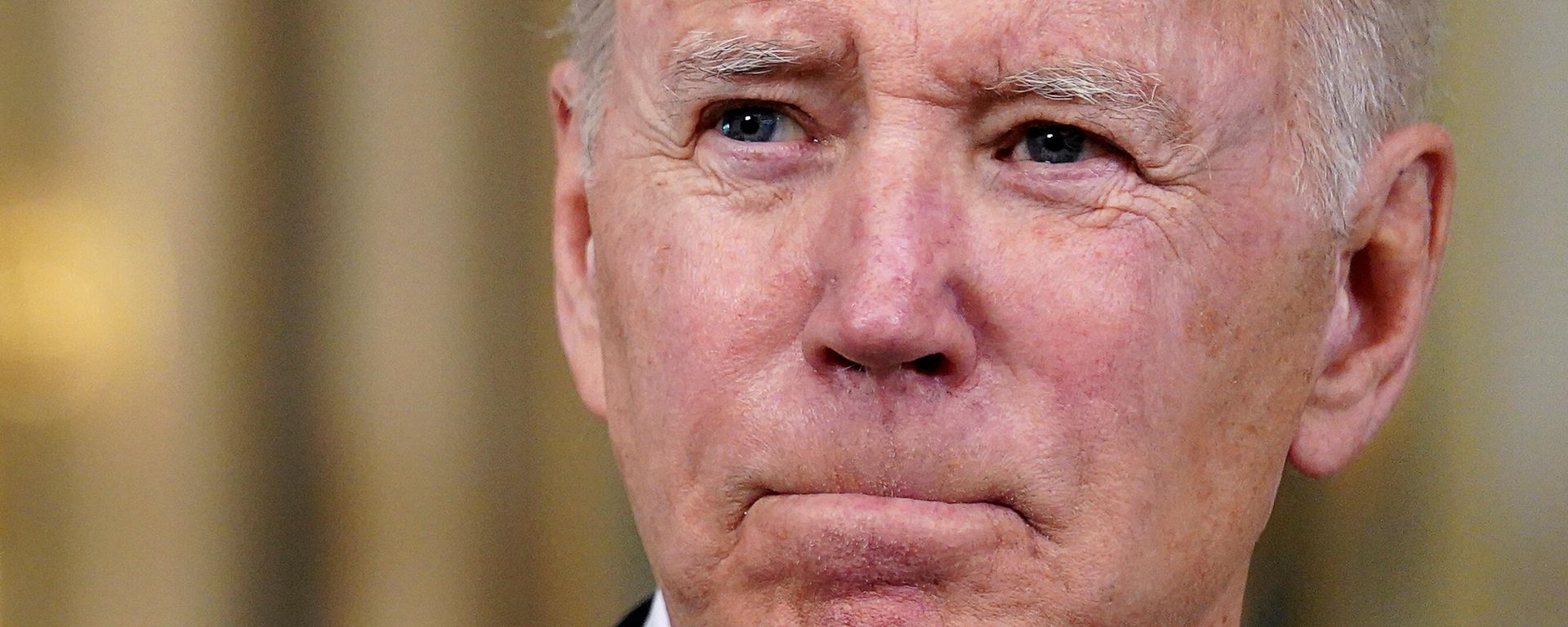 U.S. President Joe Biden responds to a question about Ukraine during an event to announce his budget proposal for fiscal year 2023, in the State Dining Room at the White House in Washington, U.S., March 28, 2022. - Sputnik International, 1920, 29.03.2022