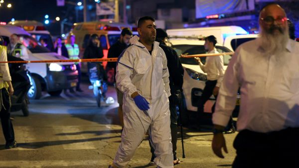 Israeli police forensics experts work at the scene of an attack in which people were killed by a gunman on a main street in Bnei Brak, near Tel Aviv, Israel, March 29, 2022. - Sputnik International