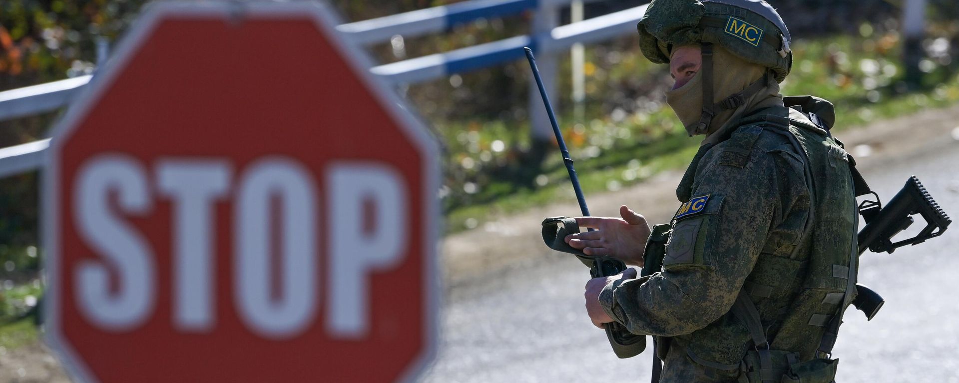 A Russian peacekeeper at a checkpoint in the Lachin corridor in Nagorno-Karabakh. A Russian peacekeeper at a checkpoint in the Lachin corridor in Nagorno-Karabakh. - Sputnik International, 1920, 21.09.2023